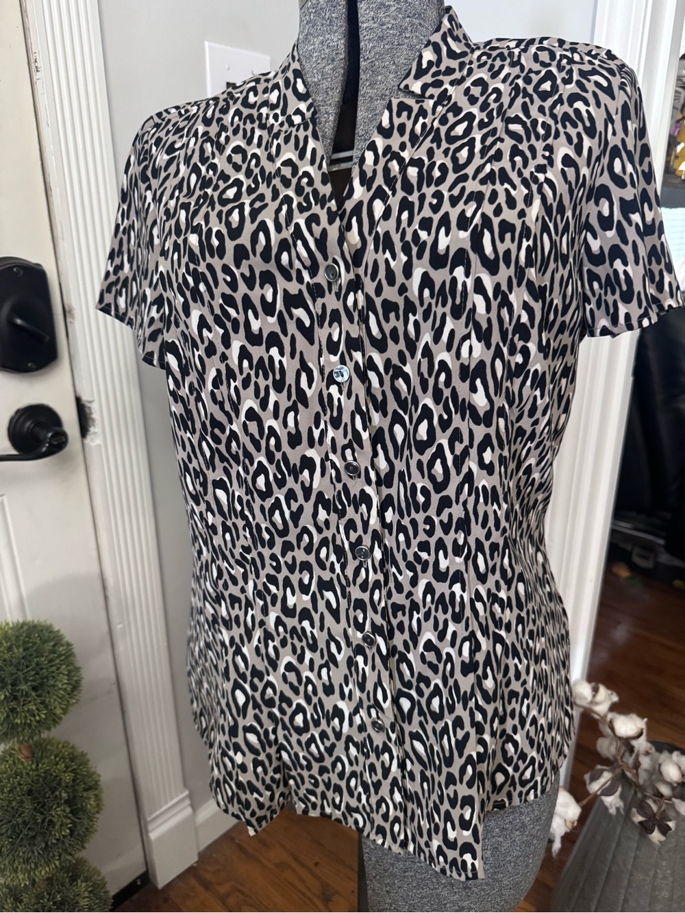 Women’s Dana Buchman Leopard Button Front Blouse Medium